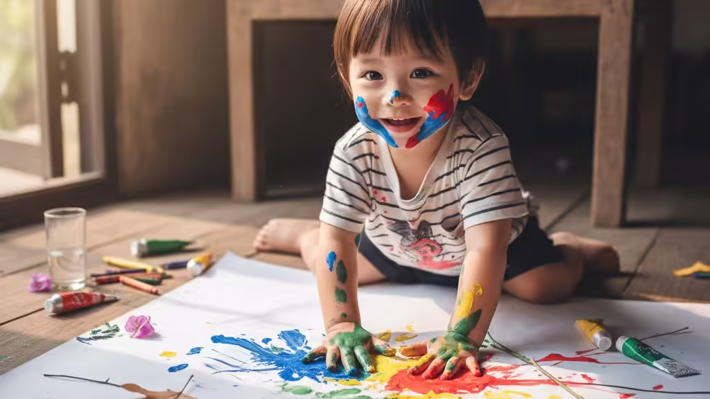 Bé gái say mê khám phá các loại màu nước và vật liệu tô màu đa dạng, giúp phát triển giác quan và sự sáng tạo.