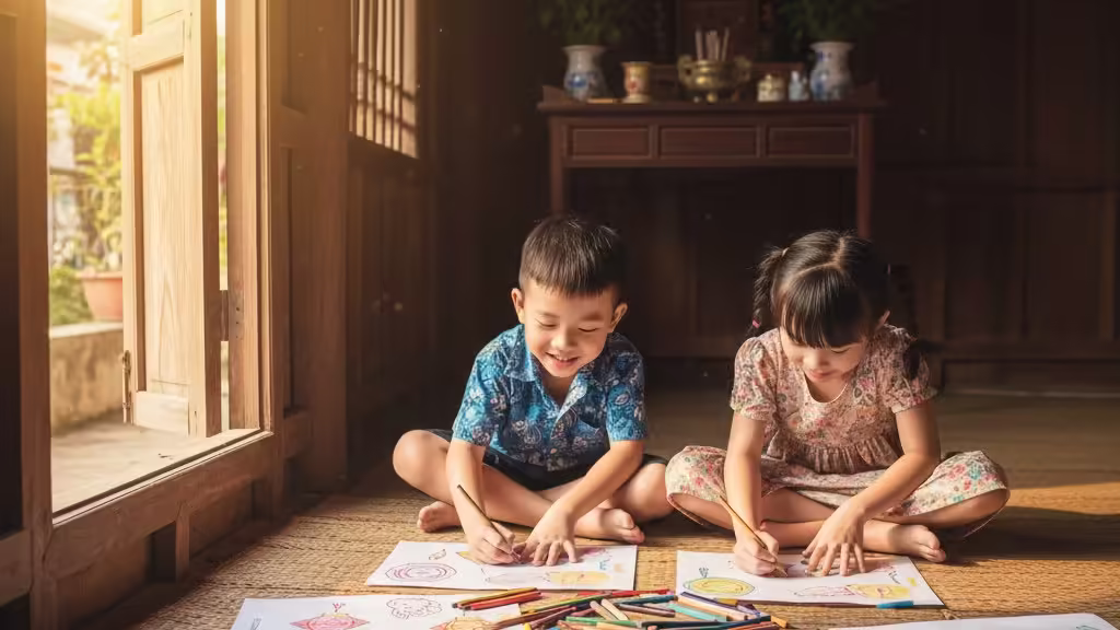 Hai bé trai và bé gái đang say mê tô màu tranh lễ hội Trung Thu với hình ảnh đèn lồng và bánh nướng.