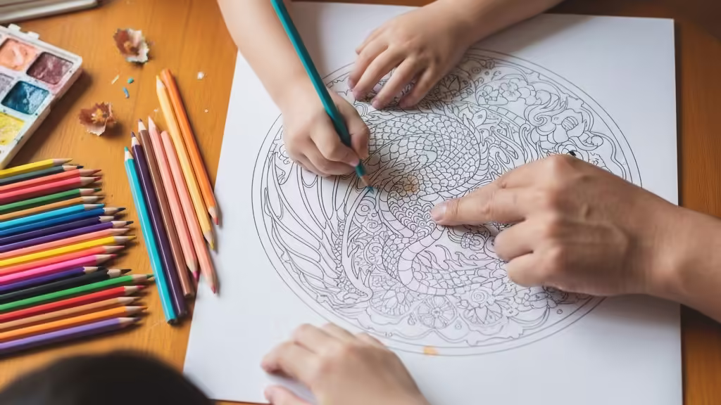 Cha mẹ hướng dẫn bé tô viền tranh, giúp bé kiên nhẫn hơn.