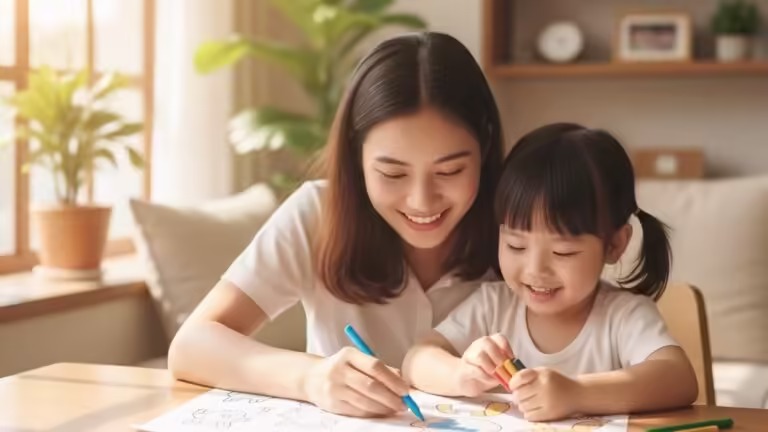 Mẹ đang hướng dẫn và khích lệ bé gái tô màu, giúp con rèn luyện tính kiên nhẫn và hoàn thành tác phẩm.