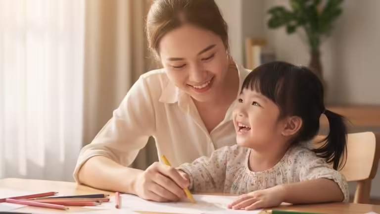 Mẹ và bé cùng nhau tô màu, trải nghiệm giờ học tô màu vui nhộn, là hoạt động cho bé phát triển sáng tạo.