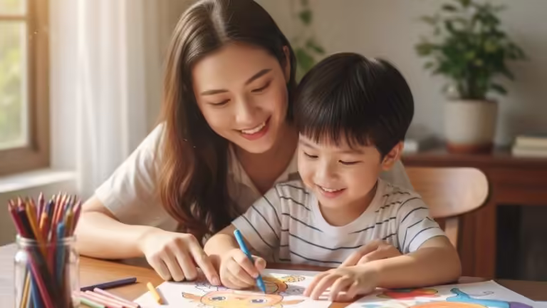 Bé gái vui vẻ tô màu nhân vật hoạt hình cùng mẹ, phát triển khả năng sáng tạo.