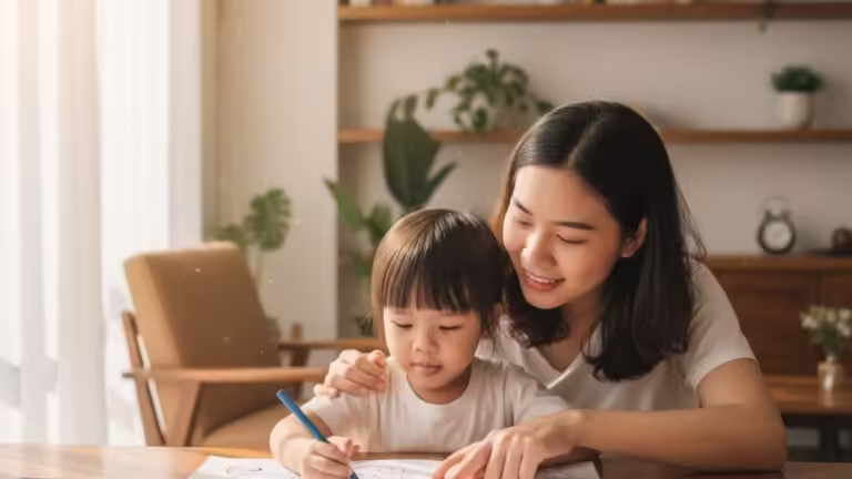Mẹ và bé gái vui vẻ cùng nhau tô màu theo số, rèn luyện sự tập trung và nhận biết con số.